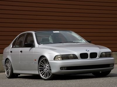 Автостекла BMW 5 E39 c установкой в Москве